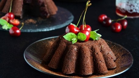 Шоколадний кекс з черешнею або вишнею. Рецепт дня