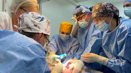 Львівські хірурги вперше прооперували немовля зі складною вадою зразу після народження