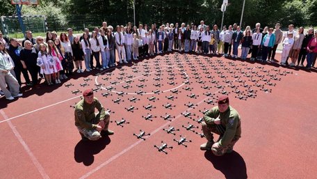 154 FPV-дрони придбали за зібрані львівськими школярами гроші. Фото дня