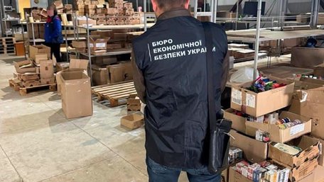 БЕБ проводить обшуки на Львівській тютюновій фабриці