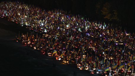 Львівʼяни запалили лампадки на могилах полеглих Героїв. Фото дня