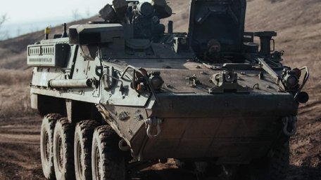 Stryker 80-ї бригади ДШВ доганяє і давить у полях Курщини російську піхоту. Відео дня