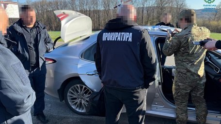 Львівського митника затримали на хабарі за вивезення незадекларованої валюти