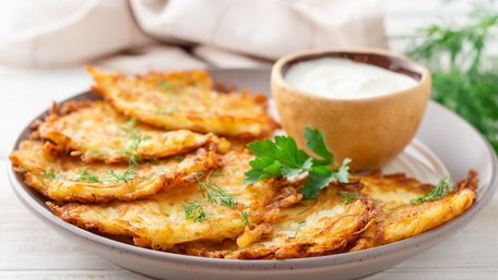 Картопляні оладки з сиром. Рецепт дня