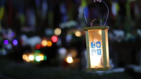 На Личаківському кладовищі запалили Вифлеємський вогонь миру. Фото дня