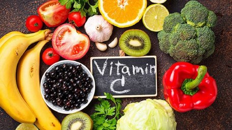 Як вітамін С з натуральних продуктів впливає на пружність шкіри і здатність до відновлення 