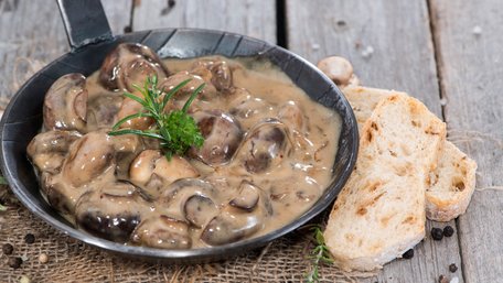 Пісна підлива з грибів і томатів до будь-якої страви