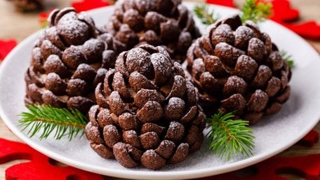 Ніжний десерт, який не треба випікати: тістечка «Шишки» на Новий рік