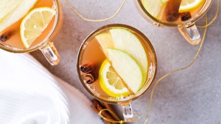 Ароматний глінтвейн на білому вині. Рецепт дня