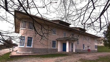 Палац із таємним ходом і шаховим орнаментом