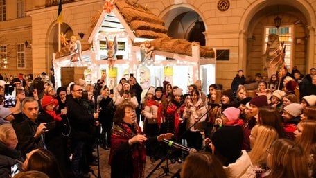 На пл. Ринок офіційно відкрили різдвяну шопку. Відео дня