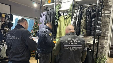 Під час обшуків на підпільному виробництві одягу на Львівщині вилучили майна на 14 млн грн