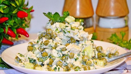 Польський салат з оселедцем і горошком. Рецепт дня