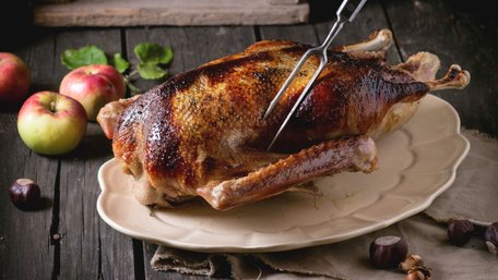 Запечена гуска з яблуками. Рецепт дня