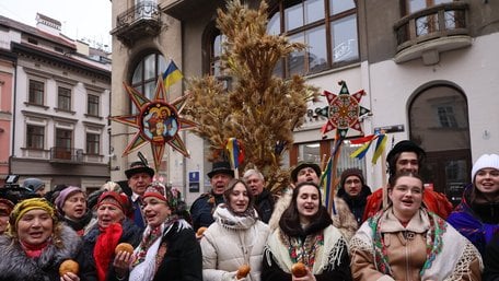 У Львові встановили головний різдвяний дідух. Фото дня