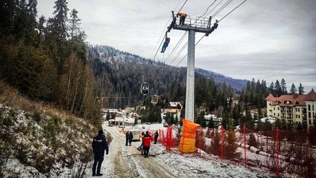 На горі Захар Беркут через поломку підйомника застрягли 80 туристів