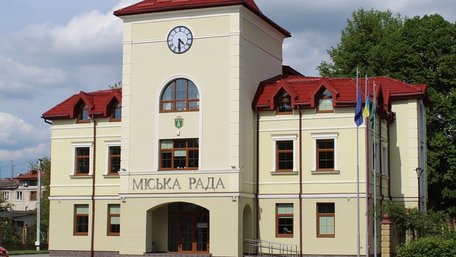 Посадовці з Пустомит їздили на відпочинок за кордон під виглядом службових відряджень