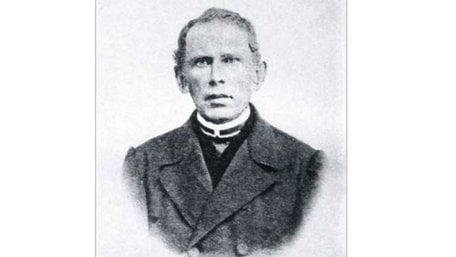 Священник, який власний будинок перебудував на школу