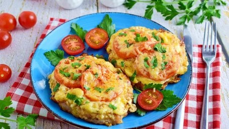 Швидкі відбивні з сиром та квашеним огірком. Рецепт дня