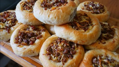 Пухкі ватрушки з м'ясом. Рецепт дня