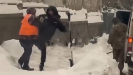 У Львові поліцейська побила двірничку під час вуличного конфлікту