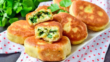 Смажені пиріжки з сиром та зеленню. Рецепт дня