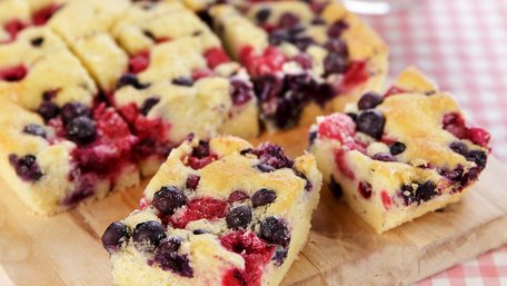 Швидкий пиріг із замороженими ягодами. Рецепт дня