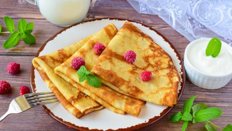 На молоці, кефірі чи сироватці: три найкращі рецепти млинців на різній основі