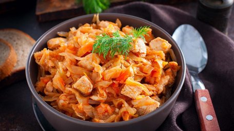 Тушкована капуста з куркою. Рецепт дня