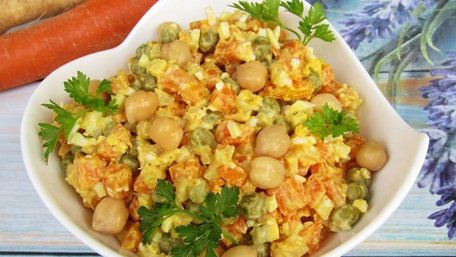 Ситний салат з квасолею та грінками. Рецепт дня