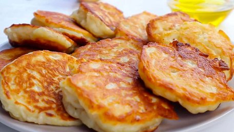 Пісні оладки з яблуками на сніданок. Рецепт дня