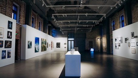 Війна, втрати і самотність: виставка «Дивлячись у розриви» триває у Львові