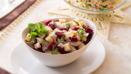 Салат з маринованим оселедцем, яблуком і буряком. Рецепт дня