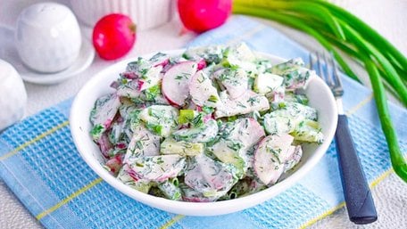 Весняний салат з яйцями, огірками та редискою. Рецепт дня