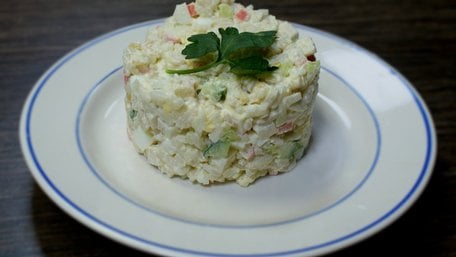 Морський салат з рибою, рисом і яйцями. Рецепт дня