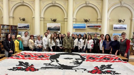 У Львові створили панно Шевченка з понад 15  тис. пластикових кришок. Фото дня