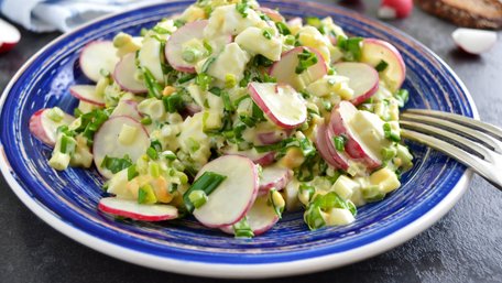 Салат з яйцями, редискою і картоплею. Рецепт дня