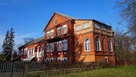 Палац з аркадою і пам’ятник мислителю: цікаві місця на Поділлі