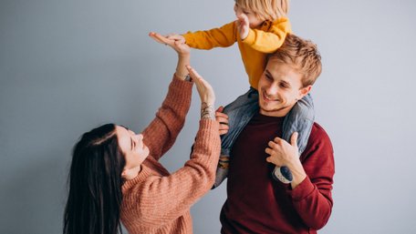 У нас новий тато: як говорити з дитиною про нового партнера