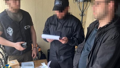 Львівського прикордонника затримали на хабарі 30 тис. доларів