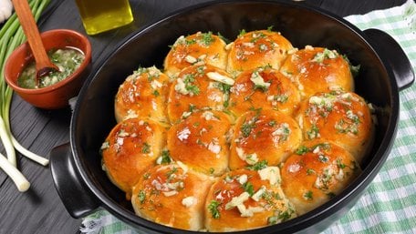 Пісні пампушки на воді з часником. Рецепт дня