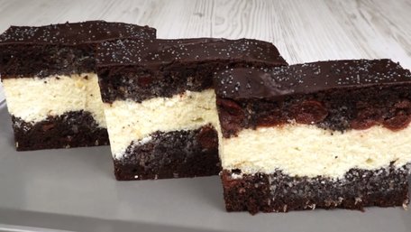 Ніжний сирник на литому тісті з вишнями та маком. Рецепт дня