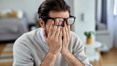 Головний біль і «камінь» на плечах: як стрес проявляється у тілі