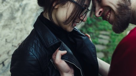 Чому «хороших» дівчат тягне до «поганих» хлопців: пояснює психологиня