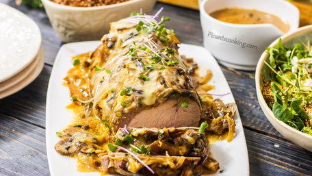 Запечена свинина з сиром та грибами: рецепт до великоднього столу