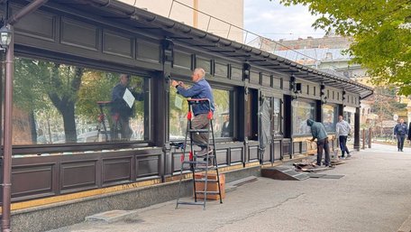 У центрі Львова почали демонтаж скандальних літніх майданчиків