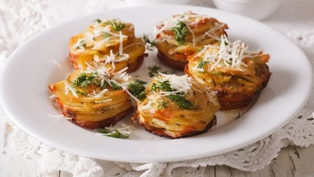 Ароматна запечена шарами картопля із пармезаном. Рецепт дня