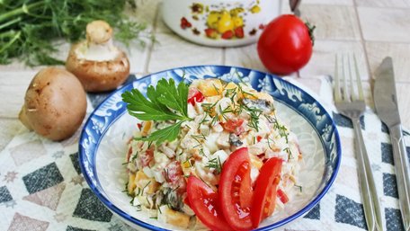 Салат з крабовими паличками, помідором та плавленим сиром. Рецепт дня