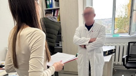 СБУ затримала на хабарі 2 тис. доларів психіатра ЦРЛ на Львівщині