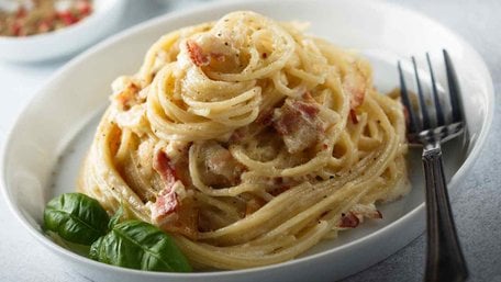 Вершкова паста з беконом та шпинатом. Рецепт дня